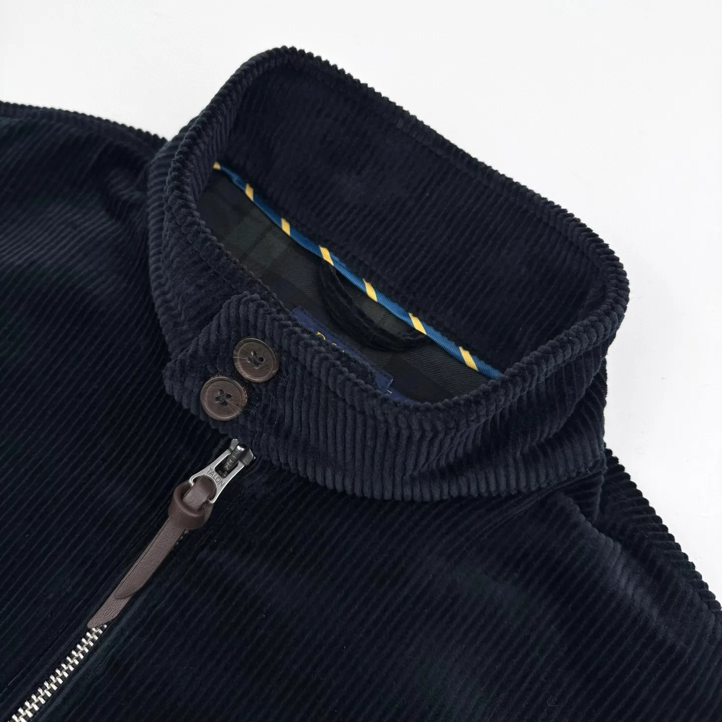 🅿️590 [Exclusive supply] Ralph Lauren pony embroidered corduroy jacket. Original purchase and development for NT$3,990. The fabric is made of customized wide-ribbed corduroy fabric. It has a clear texture and excellent texture. It is comfortable and close to the skin. It is elegantly presented with a touch of deep navy blue. It is low-key and luxurious. The exquisite red pony logo is embellished throughout, igniting the overall vitality and passion. The stand-up collar design is simple and elegant. When the light falls, it shows a subtle change in luster. Intertwined with the undulations of wide ribs, the jacket is infused with a lively soul. It has extremely high matching flexibility and adopts imported machine embroidery technology. It uses advanced computer control systems and precision mechanical components to realize the iconic pony embroidery operation. High precision. The lines are smooth and delicate. The template machine opens the bag. The preset template guides the position, shape and size of the bag. The accuracy ensures the quality of the bag opening effect. Infrared positioning cutting machine uses infrared transmitters and infrared receivers to achieve precise positioning of materials. The accuracy can reach the micron level. In order to meet the effect of high-precision cutting of plaid alignment, the fabrics have been carefully washed, have a better hand feel, are not easy to deform, are not easy to shrink, are not easy to fade, and maintain long-term beauty. Size:S-M-L-XL